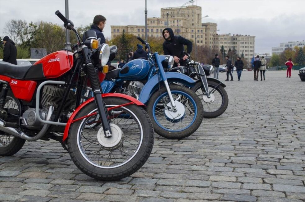 Parkowanie motocykla blisko wejścia do budynku